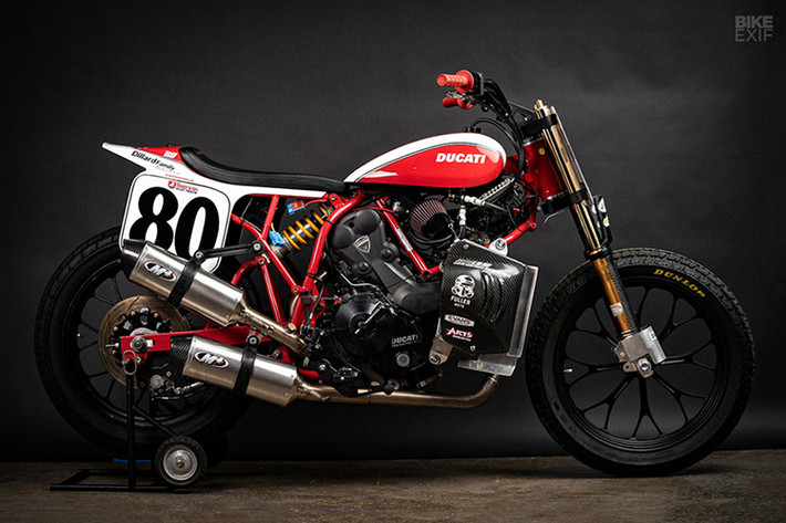 Indian FTR750 nổi danh là một trong những “siêu phẩm” Flat Tracker của Mỹ. Siêu phẩm này từng làm mưa làm gió một thời gian rất dài. Tuy nhiên, hiện tại, đã xuất hiện một đối thủ hoàn toàn mới đến từ Châu Âu. Đó chính là mẫu Flat Tracker Ducati đặc biệt của Lloyd Brothers.