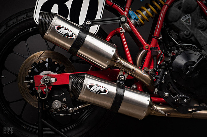 Trên phiên bản Flat Tracker Ducati đặc biệt này, lỗ nạp/xả trên động cơ đã được mở rộng. Bánh đà cũng được thay bằng loại nặng hơn của Đức. Đường kính họng nạp là 44 mm đo tại bướm ga.