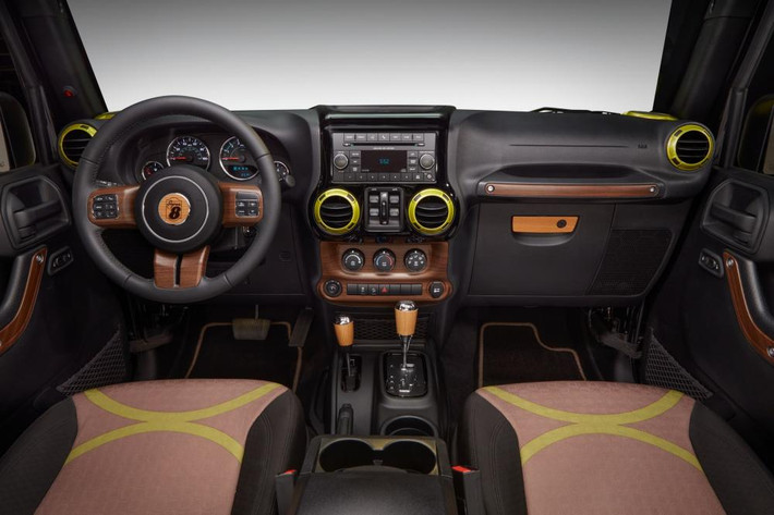 Nội thất xe lại được trang bị khác xa mẫu Jeep Wrangler JK. Nội thất được lấy nguồn cảm hứng từ các nâng cấp có giá trị 100 triệu USD mới được hoàn thành ở hơn 1.800 khách sạn Super 8 tại Bắc Mỹ.