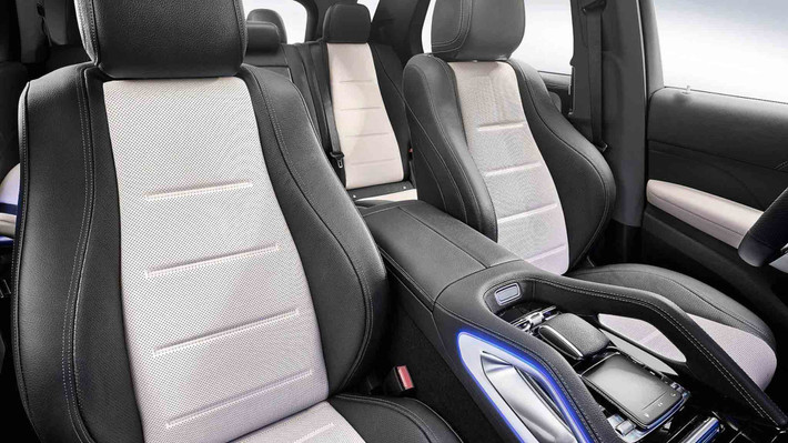Không còn là SUV 05 chỗ, khách hàng khi mua GLE 2019 có thể tùy chọn trang bị thêm hàng ghế thứ 03 theo kiểu 5+2. Đặc biệt, hàng ghế thứ 2 còn có thể “chỉnh điện” 6 hướng (option đi kèm).