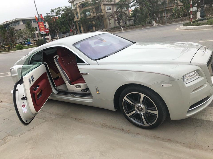 Chiếc xe có ngoại thất màu trắng bên trong khoang lái là gam màu đỏ đun cùng trần xe với bầu trời sao đẹp mắt.