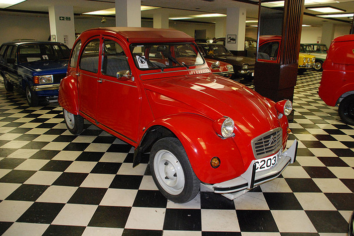Một mẫu xe bình dân trong bộ phim “For Your Eyes Only” năm 1981 nam diễn viên Roger Moore đã lái là Citroen 2CV. Mẫu xe này tương đối hiếm ở thị trường Mỹ nên mức giá hiện tại của nó tương đối cao là từ 15.000 USD trở lên.
