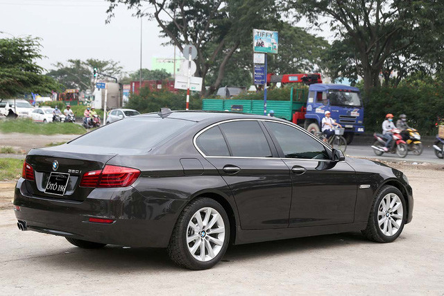 Chiếc BMW 520i bản 2016 còn khá mới sau 1 năm sử dụng. Xe sở hữu ngoại thất màu đen sang trọng và có kích thước dài x rộng x cao lần lượt là 4.907 x 2.102 x 1.462 mm.