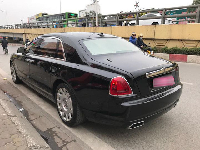 Rolls-Royce Ghost EWB 2012 có trục cơ sở dài hơn phiên bản tiêu chuẩn 170mm. Cụ thể phiên bản tiêu chuẩn có chiều dài 5.399mm trong khi bản EWB đã tăng lên con số 5.569mm. Xe gây thu hút bởi bộ mâm 20 inch đa chấu khác biệt so với các phiên bản tiêu chuẩn.