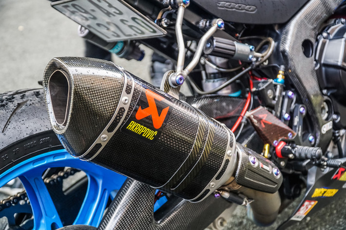 Ống xả Akrapovic Carbon của xe đua SBK cho tiếng nổ uy lực và trầm ấm hơn. Tuy nhiên, ống xả này chỉ dành cho xe đua nên phải sử dụng thêm giá treo bằng titanium đền từ Sato Racing.