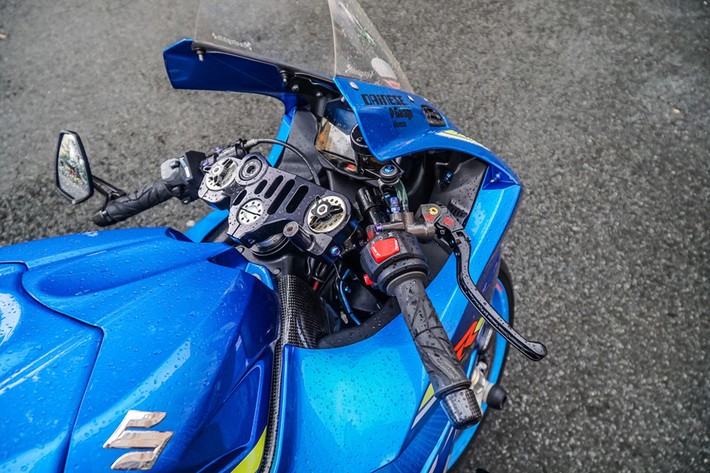 Xe được độ khủng nhất là hệ thống giảm xóc trước up-side-down hàng hiệu Ohlins FGR Racing thửa từ xe đua Ducati Desmosedici GP và chảng ba nhôm nguyên khối CNC mô phỏng loại của xe đua để phù hợp với hệ thống giảm xóc mới. Giá của hai phụ kiện này lên đến 200 triệu đồng.