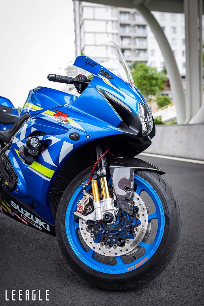 Được biết Suzuki GSX-R1000 vẫn được giữ màu nguyên bản và khối động cơ 4 xy-lanh thẳng hàng, dung tích 998,8 cc cho công suất 199 mã lực và mô-men xoắn cực đại 17 Nm. Động cơ này đi cùng hộp số 6 cấp độ và hệ thống van biến thiên SR-VVT thế hệ mới, giúp xe tăng tốc tốt hơn.