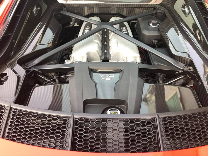 Audi R8 V10 Plus sở hữu khối động cơ V10, dung tích 5.2 lít, sản sinh công suất tối đa 610 mã lực và mô-men xoắn cực đại 540 Nm. Kết hợp với hộp số tự động ly hợp kép 7 cấp S-tronic, động cơ giúp Audi R8 V10 Plus 2016 tăng tốc từ 0-100 km/h trong 3,2 giây và đạt vận tốc tối đa 330 km/h.