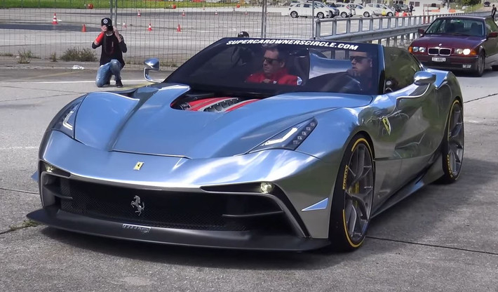 Siêu xe Ferrari F12 TRS dát bạc có mặt trước ấn tượng với thiết kế đèn pha đèn pha mới lạ và động cơ V12 hoàn toàn khỏa thân để khán giả xem.