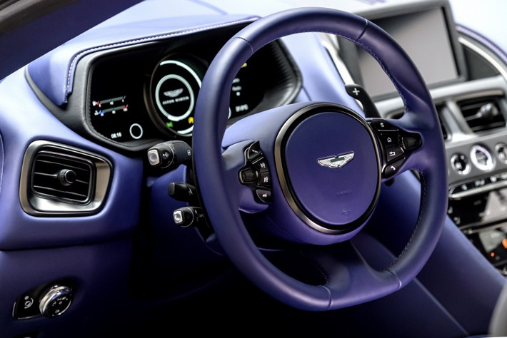Nội thất của Aston Martin DB11 V8 màu xanh lạ mắt. Aston Martin Kuala Lumpur hé lộ việc ra mắt DB11 V8 tại Malaysia. Ở các thị trường hiện đã có V8, DB11 V8 có giá bán rẻ hơn V12 đáng kể, điều này chắc chắn cũng sẽ xảy ra tương tự với Malaysia. Nhiều người còn tỏ ra tò mò rằng liệu Aston Martin có đến Việt Nam trong thời gian tới.