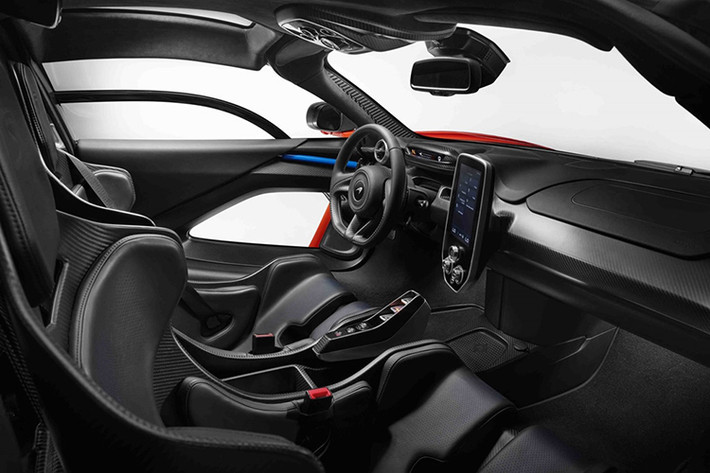 Bên trong nội thất của siêu xe triệu đô McLaren Senna cũng gây ấn tượng đặc biệt vởi các phần chi tiết được thiết kế với da Alcantara cao cấp, sợi chỉ khâu kim cương trên ghế, logo “S” thêu trên ghế tựa đầu, sợi carbon màu đỏ xuất hiện quanh bảng điều khiển v.v...