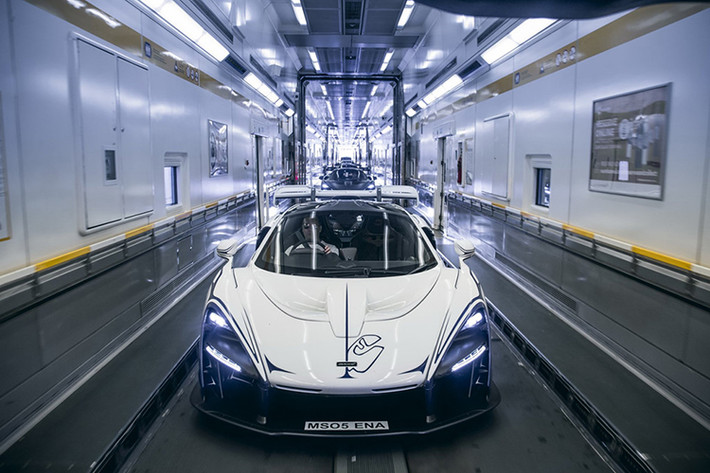 Siêu xe McLaren Senna chiếc đầu tiên đã thuộc về David Kyte, doanh nhân người Anh đồng thời là nhà sưu tập xe. David Kyte vừa tham gia lễ bàn giao xe vô cùng đặc biệt có sự góp mặt của CEO Mike Flewitt tại Trung tâm Công nghệ McLaren (Anh).