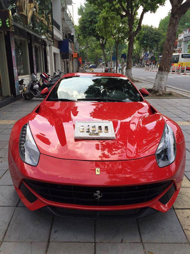 Trong đó có "siêu ngựa" Ferrari F12 Berlinetta có giá khoảng 21 tỷ đồng...