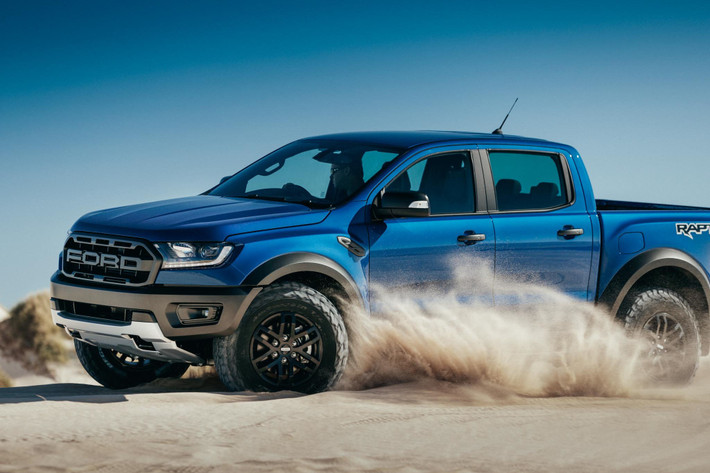 Điểm nổi bật nhất ở bán tải Ranger Raptor mới chính là động cơ diesel 2.0L bi-turbo I4 mới, sản sinh công suất lên đến 210 mã lực và mô-men xoắn 500Nm. Mức hiệu năng này mạnh hơn 14 mã lực và 30 Nm so với động cơ 3.2L Duratorq 5 xy-lanh ở Ranger Wildtrak.
