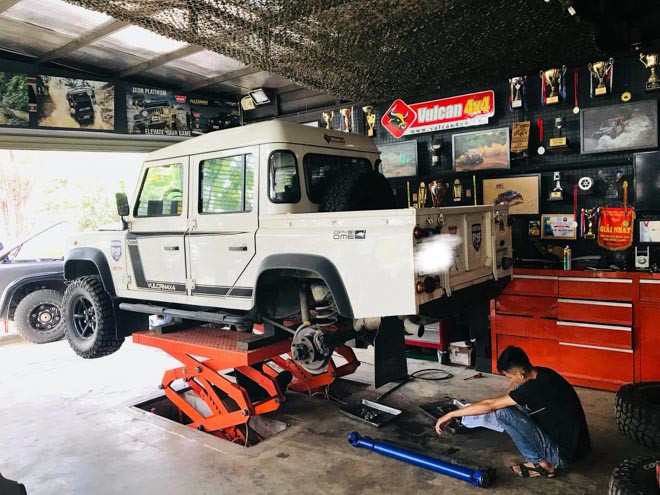 Chiếc xe được các thợ độ "rã" nhiều bộ phận để thay thế vào đó loạt đồ chơi hàng hiệu tuyệt đẹp.