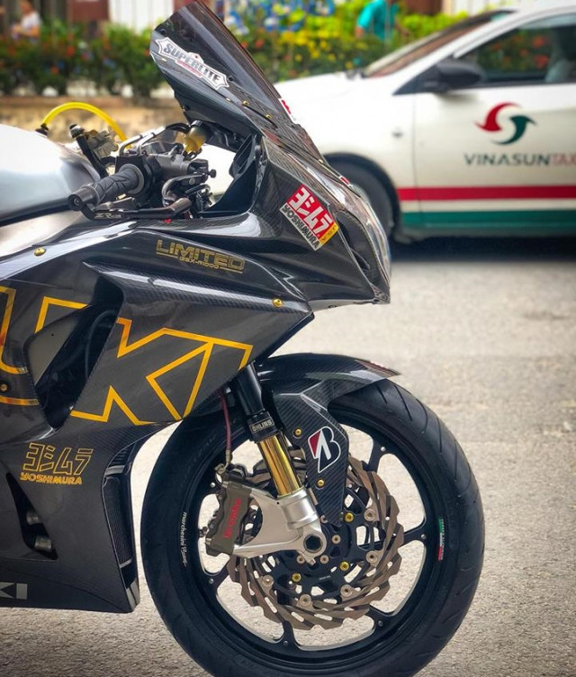 Bộ cánh của chiếc xe môtô Suzuki GSX-R1000 độ này đã được ốp full Carbon fiber khiến nó trông chất chơi và đẳng cấp lên rất nhiều.