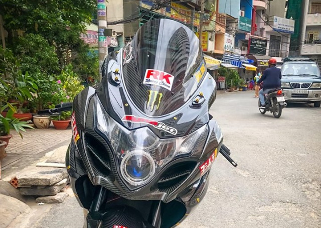 Ở phía đầu xe, biker Việt này chú trọng vào việc thay đổi khả năng chiếu sáng của chiếc xe bằng việc thay đèn nguyên bản bằng đèn Projector độ trong chóa đèn mắt phượng rất ấn tượng.
