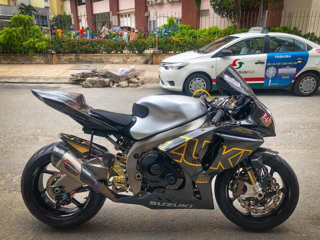 Chiếc siêu môtô Suzuki GSX-R1000 trong bài viết này được người chơi độ lịa cả về ngoại hình và một vài chi tiết ở động cơ khiến nó khi hoàn thiện, và có sức thu hút rất mạnh mẽ từ ánh nhìn đầu tiên.