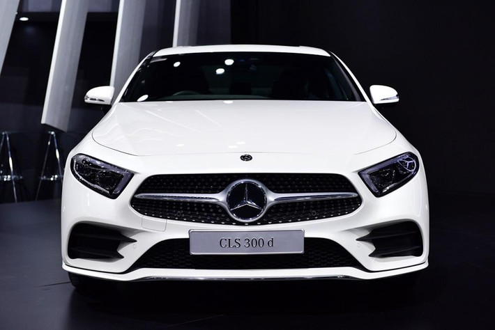 Thiết kế của Mercedes CLS300d AMG Premium tuyệt đẹp thu hút người xem. Xe được trang đèn pha Multibeam LED, lưới tản nhiệt kiểu kim cương, đèn hậu LED, cửa sổ sau chỉnh điện, vô lăng trợ lực điện và cản trước/ốp sườn AMG.