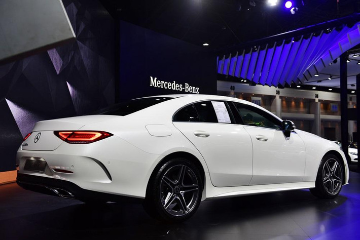Được biết, tại thị trường này, hãng xe sang Mercedes chỉ mang đến1 bản trang bị là CLS300d AMG Premium.