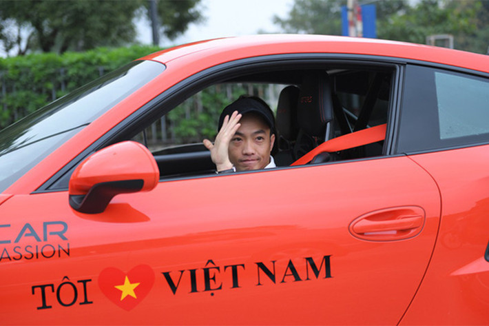 Cường Đô la dẫn đầu hành trình Car & Passion 2018. Anh không lựa chọn cầm lái siêu xe Lamborghini như mọi khi mà là Porsche 911 GT3 RS. Được biết, chiếc xe này khi về Việt Nam có giá khoảng 11 tỷ đồng.