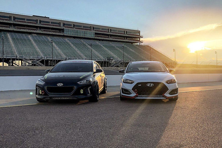 Theo đó, Bộ đôi xế độ Hyundai siêu ngầu chuẩn bị trình làng SEMA 2018 sẽ đến từ các dòng Veloster và Ioniq với các nâng cấp hiệu năng.