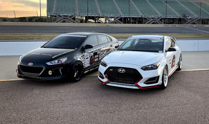 Hai chiếc xe Hyundai độ đặc biệt này sở hữu thiết kế khác biệt nhau và khác nhiều so với nguyên bản của nó.