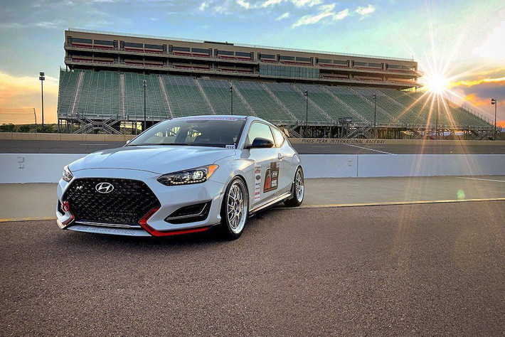 Còn đối với mẫu Veloster N lại được trang bị cánh khuếch tán gió dưới cản trước và hai bên thân cùng với đó bộ mâm BBS LM-R 19 inch đi kèm lốp Bridgestone Potenza RE-71R và hệ thống treo thể thao H&R thấp hơn 30mm theo phong cách xe đua.