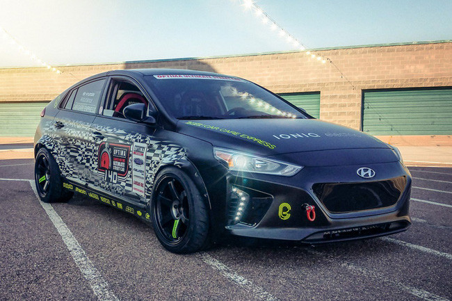 Đầu tiên đối với mẫu xe điện Hyundai Ioniq Electric, nó đã được hãng xe Hàn Quốc độ lại cả về ngoại hình lẫn động cơ xe.
