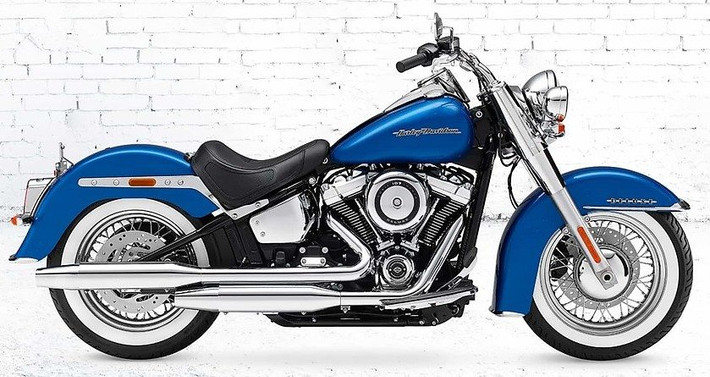 Hai phiên bản mới này có nhiều nét tương đồng về thiết kế. Cụ thể phiên bản Harley Softail Deluxe 2018 mang thiết kế đậm chất cổ điển với bộ vành nan 16 inch đi kèm bộ lốp có thành màu trắng, chắn bùn trước và sau che kín bộ lốp, ghi đông dạng pull-back.