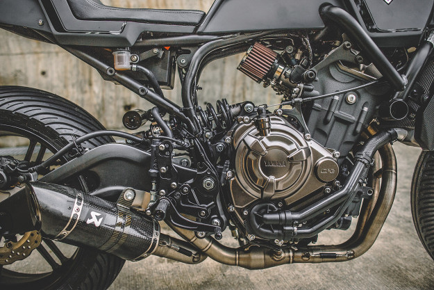 Khối động cơ được giữ nguyên bản Yamaha MT-07. Riêng bầu lọc gió được thay thế bằng cặp lọc gió độ K&N cho khả năng hút gió tốt hơn.