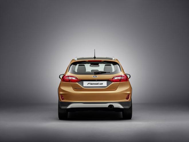Đuôi xe gọn gàng và giữ nguyên thiết kế của hãng xe ôtô Ford.
