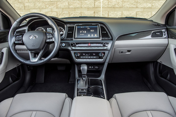 Nội thất Hyundai Sonata mới tiếp tục thu hút khách hàng trẻ với hàng loạt những trang bị tiện nghi cao cấp. Điểm làm mới thiết kế cho Sonata đến từ các chất liệu da cao cấp và ốp gỗ trên xe.