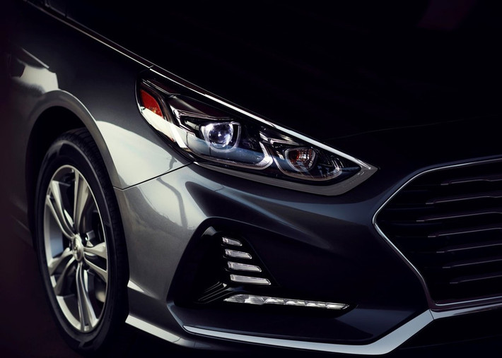 Hyundai Sonata Sport 2019 trông thu hút nhờ sự kết hợp của cụm đèn trước dạng LED, lưới tản nhiệt kích thước lớn tạo hình góc cạnh, cản trước và cản sau thiết kế thể thao...
