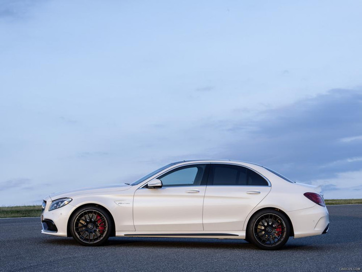 Bộ mâm đa chấu kép sơn đen nhám và cùm phanh AMG màu đỏ rất ấn tượng. Mercedes-Benz C250 Exclusive sở hữu ngoại hình chiếc sedan tầm trung trở nên bắt mắt hơn trước khi được độ lên C63 AMG.