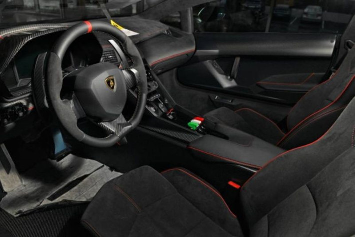 Nội thất của xe cũng được hãng siêu xe Lamborghini bọc da lộn sang chảnh.