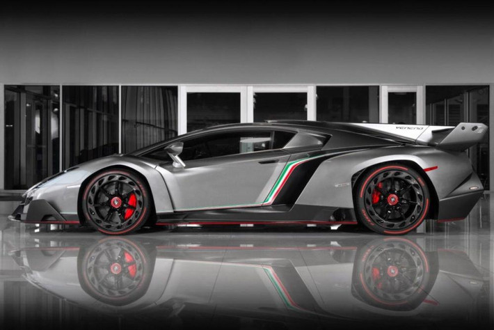 Chiếc Lamborghini Veneno đã lăn bánh quãng đường dài 112 miles, tương đương 180 km. Toàn bộ ngoại nội thất của xe vẫn còn mới tinh.