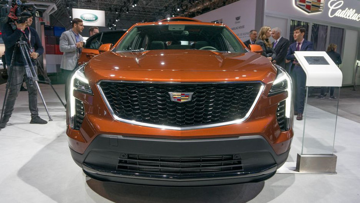 Ở ngoại thất, Cadillac XT4 2019 sở hữu thiết kế quen thuộc khá giống XT5 với lưới tản nhiệt rộng và cụm đèn pha LED hai bên.