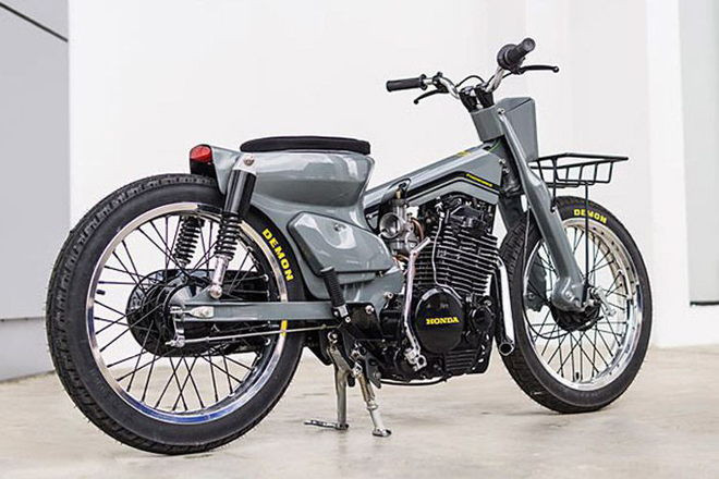 Xe gây thu hút bởi nó vẫn mang nét retro khá mạnh mẽ nhờ giỏ kim loại gắn phía trước xe. Đây được xem là chiếc xe máy Honda Super Cub mạh nhất thế giới.