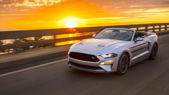 Mustang California Special mới gây chú ý với lưới tản nhiệt sơn đen hoàn toàn, cùng với các đồ họa đặc trưng hai bên hông xe và sọc đen Ebony Black / đỏ Race Red có huy hiệu California Special ở nắp cốp.