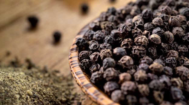Ngoài ra, bạn có thể xay nhuyễn hạt tiêu đen và lá húng quế đắp vào chỗ chảy máu. Hỗn hợp này vừa giúp giảm đau nhanh chóng lại vừa giúp làm lành vết thương hiệu quả. (Nguồn Ndtvimg)