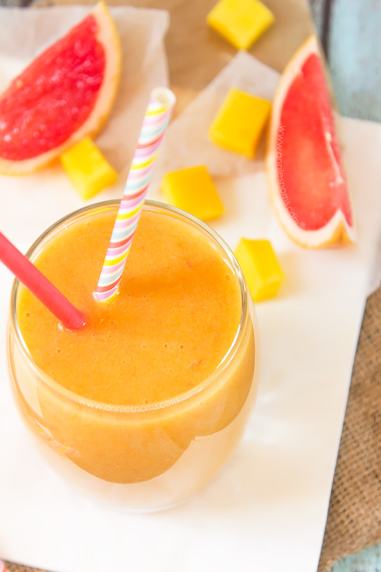 Dù áp dụng cách nào đi chăng nữa thì bạn cũng nên bổ sung các thực phẩm giàu vitamin C và khoáng chất tốt cho sức khỏe răng miệng như bưởi, cam, xoài,…(Nguồn Anniesnoms)