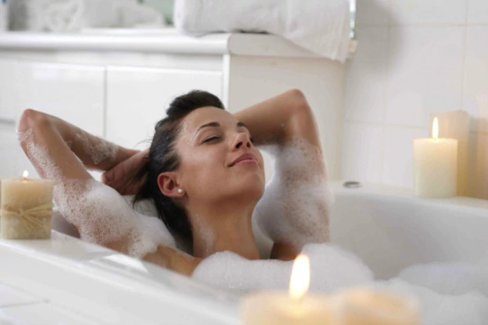 Nước nóng có thể giúp mở các lỗ chân lông, khiến bạn thư giãn nhưng bạn không nên sử dụng nước quá nóng để tắm vì nó hủy hoại màn chắn tự nhiên của da, khiến da khô và giảm độ đàn hồi. (Nguồn Indiatimes)
