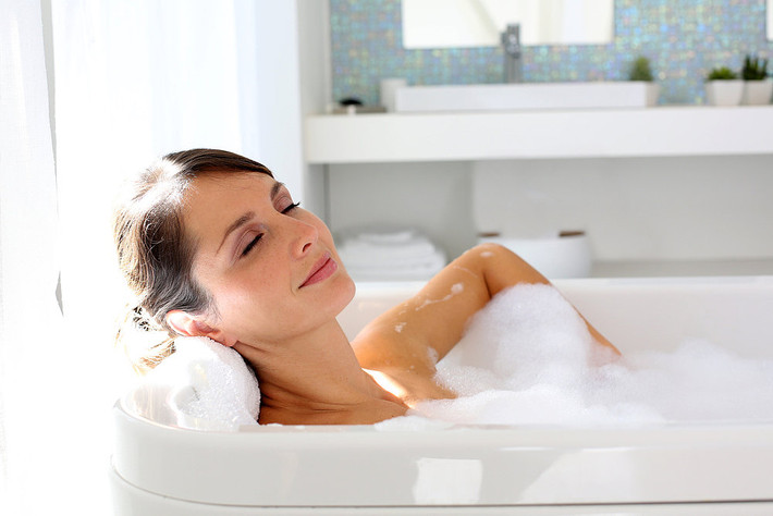 Tắm quá lâu sẽ khiến da bị khô, mất đi độ ẩm, làm da bị rát đỏ hay khô nẻ. 10 phút là thời gian hợp lý cho việc tắm rửa được các chuyên gia khuyến nghị. (Nguồn Popsugar)