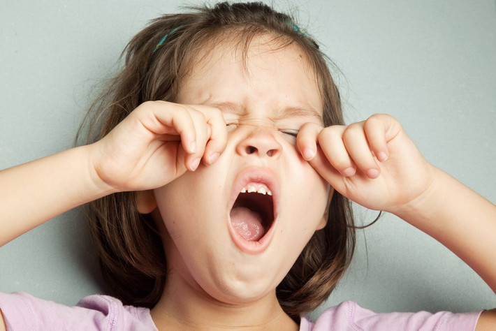 Một số trường hợp bệnh khác cũng có thể gây ra nhiều gỉ mắt. Đó là tình trạng nhiễm trùng trong mắt, đặc biệt là viêm mí mắt có thể khiến mắt bị kích thích, dẫn tới mắt đổ nhiều ghèn. Lông mi có thể bị dính lại và bạn có thể gặp khó khăn khi mở mắt vào buổi sáng. Ảnh: Science ABC.