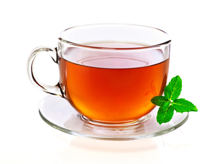 Trà. Không nên uống nhiều trà hoặc uống trà quá đậm đặc bởi chất tananh trong trà sẽ khiến nhiệt độ cơ thể tăng làm tăng huyết áp dẫn đến tăng nhiệt độ. Hơn nữa, nếu bệnh nhân đang uống thuộc hạ sốt uống trà cũng sẽ làm giảm tác dụng của thuốc. Ảnh: Natasha's Pierogi.