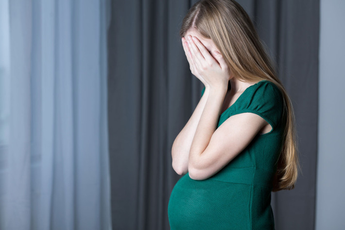 Với một số mẹ bầu có cơ địa nhạy cảm, hoặc máu nóng thì các mẹ cũng nên hạn chế ăn nhiều ngải cứu trong những tháng đầu, bởi rất có thể xuất hiện cơn co tử cung, ra máu. Ảnh:Netmums.