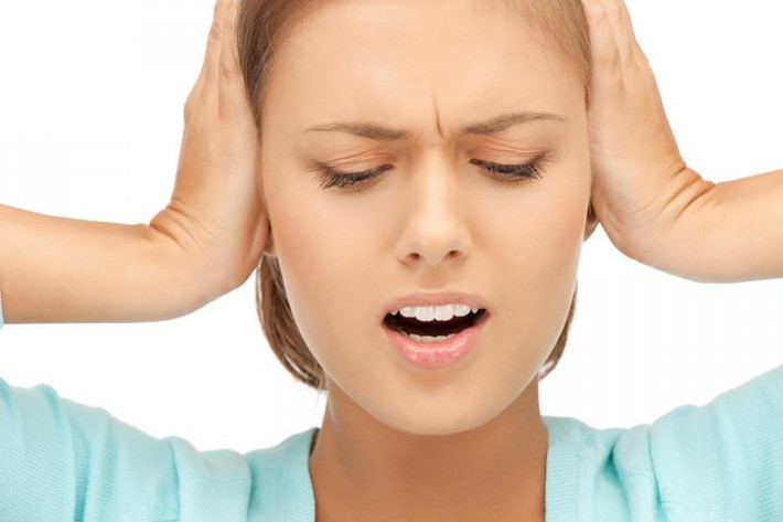 Bên cạnh đó, bạn có thể massage để chữa ù tai bằng cách giữ chặt hai lỗ tai với hai tay của bạn. Sau đó, dùng đầu ngón trỏ và các ngón còn lại xoa vành tai và dáy tai. (Nguồn Yournewswire)