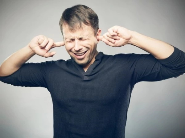 Mẹo trị ù tai dân gian bằng cách kéo tai này mặc dù hơi mất thời gian một chút nhưng lại rất hiệu quả. (Nguồn Indiatimes)