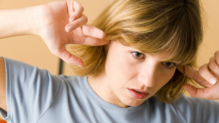 Khi bị ù tai, cách đơn giản nhất để thoát khỏi nó đó chính là...ngáp! Tuy nhiên, bạn cần ngáp đúng cách như sau: bịt hai lỗ mũi, sau đó dùng cơ má và họng đẩy lượng không khí vào phần sau của mũi. (Nguồn Kinja-img)